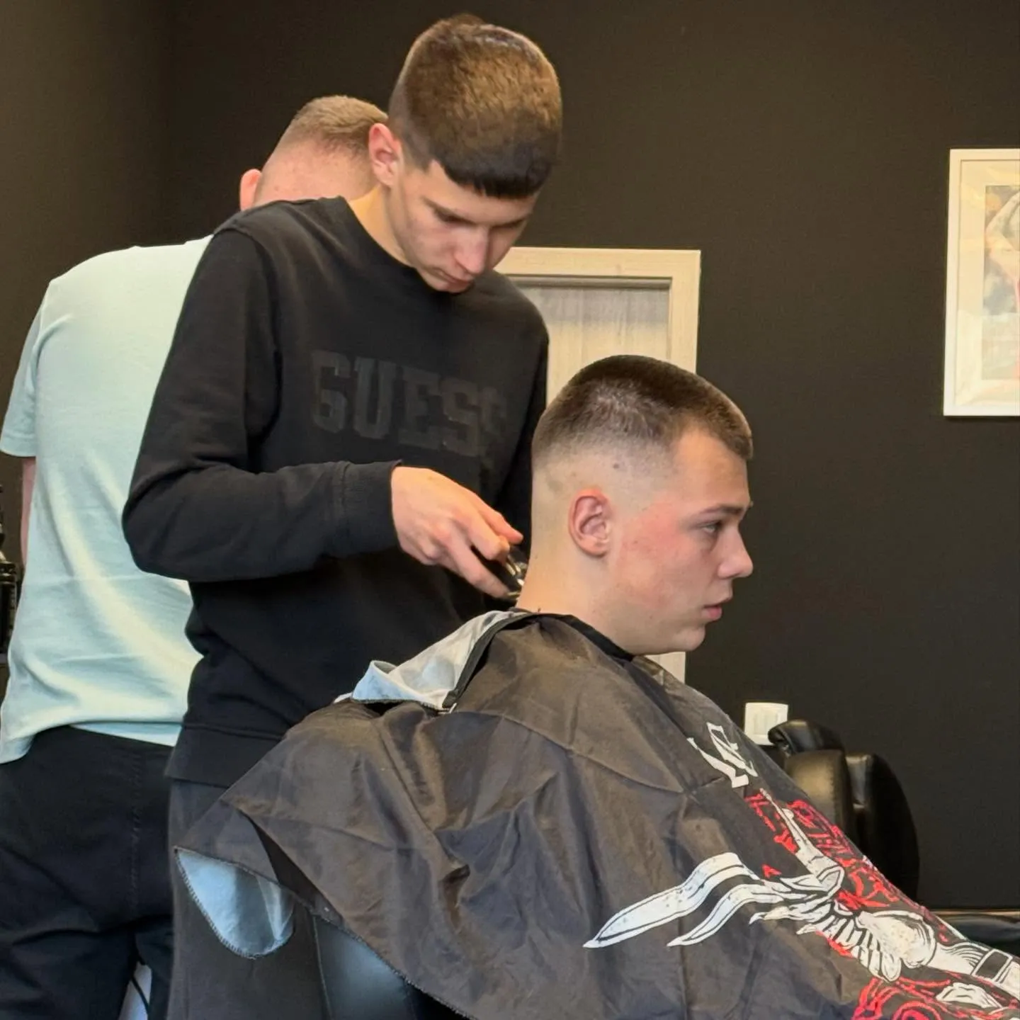 Barber pri preciznom fade rezu u Barbershopu Samson, Zadar