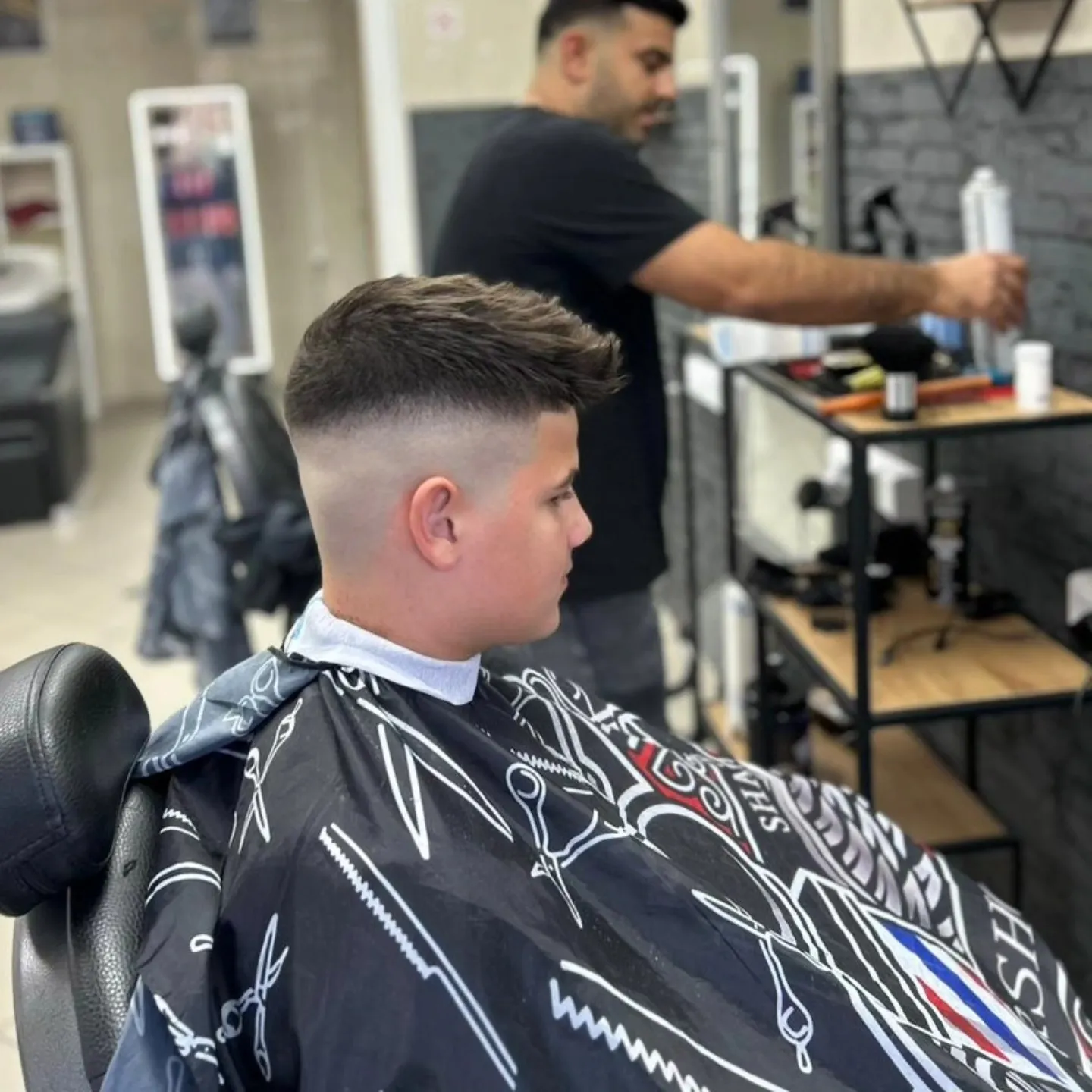 Mladić sa svježim fade rezom u Barbershopu Samson