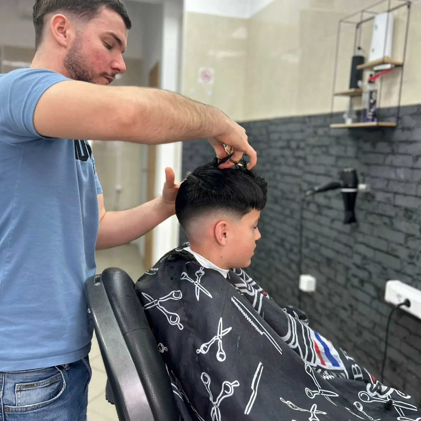 Šišanje škarama u Barbershopu Samson, Zadar