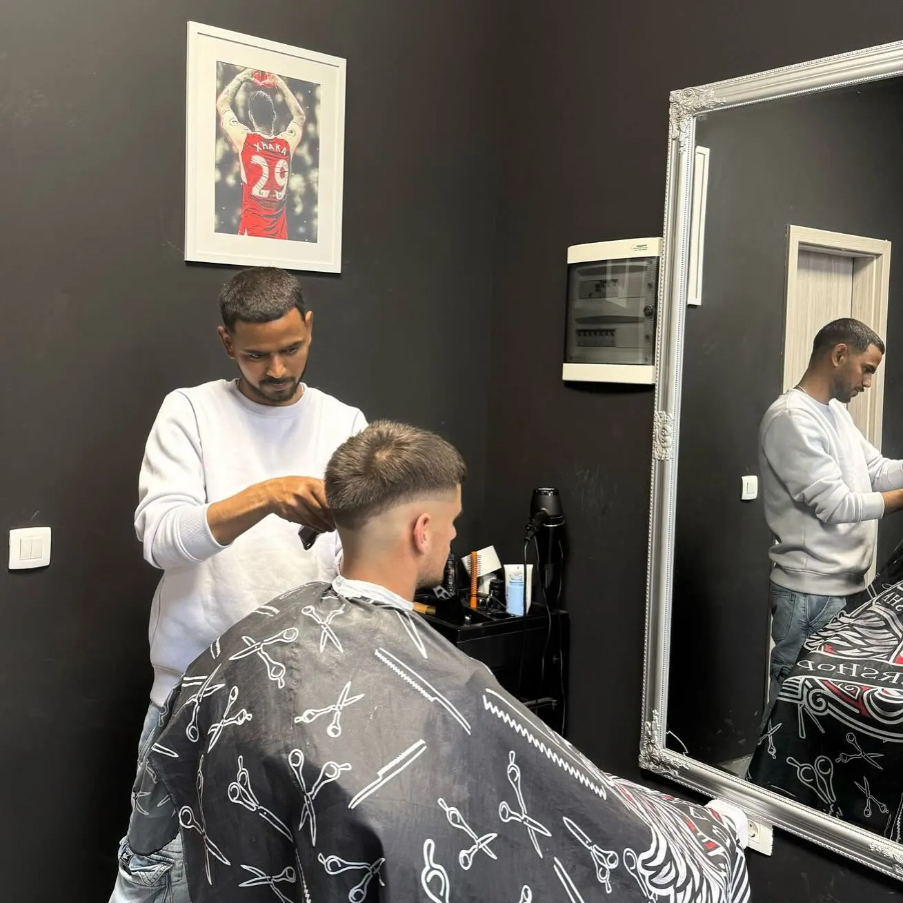 Barber oblikuje frizuru ispred ogledala