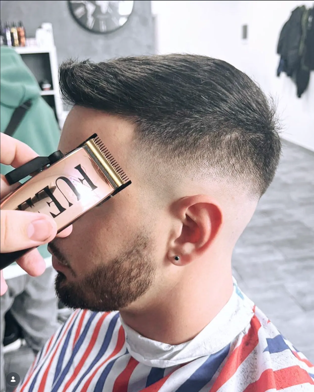 Čisti fade i oblikovana brada, bočni profil