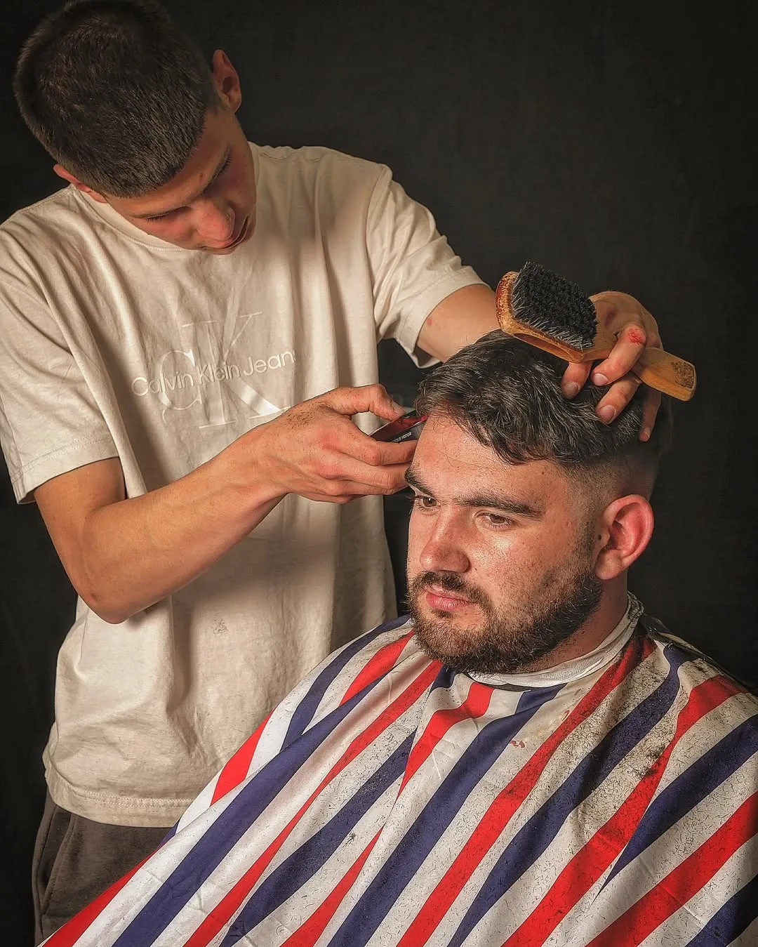Barber pri preciznom šišanju u Barbershopu Samson u Zadru