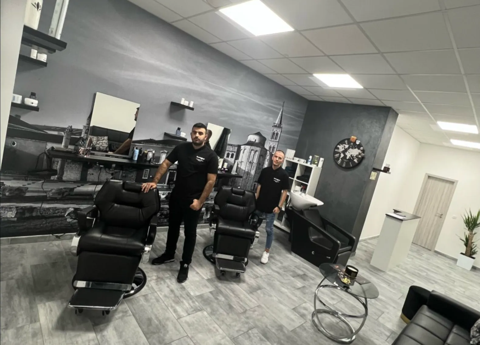 Ekipa Barbershopa Samson u salonu u Zadru